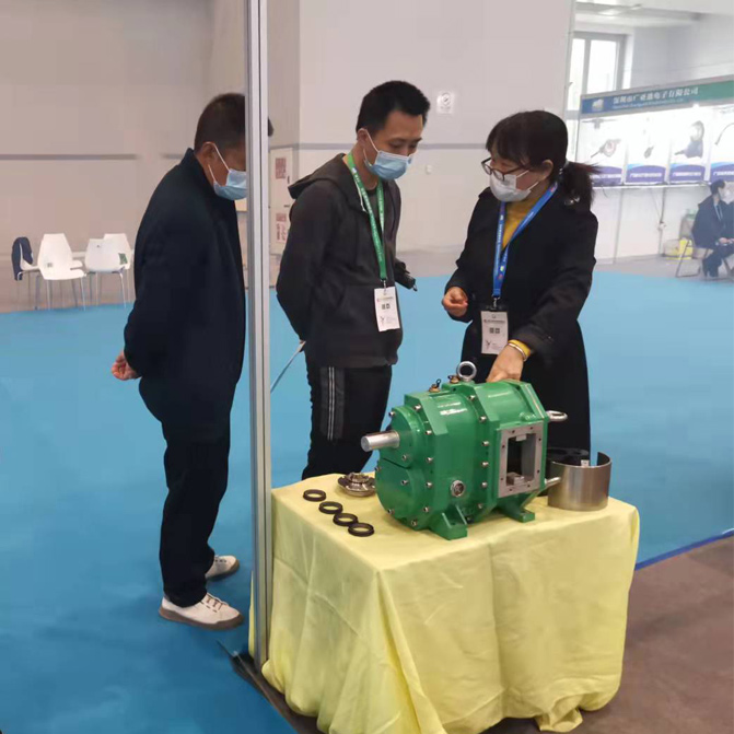 我司于2021世界豬業(yè)重慶博覽會展出新產(chǎn)品雙軸剪切機(jī)并與客戶進(jìn)行技術(shù)交流  我司于2021世界豬業(yè)重慶博覽會展出新產(chǎn)品雙軸剪切機(jī)并與客戶進(jìn)行技術(shù)交流